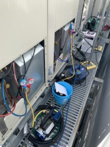 真空乾燥作業、フロンガス充填、試運転準備 真空乾燥作業、フロンガス充填、試運転準備